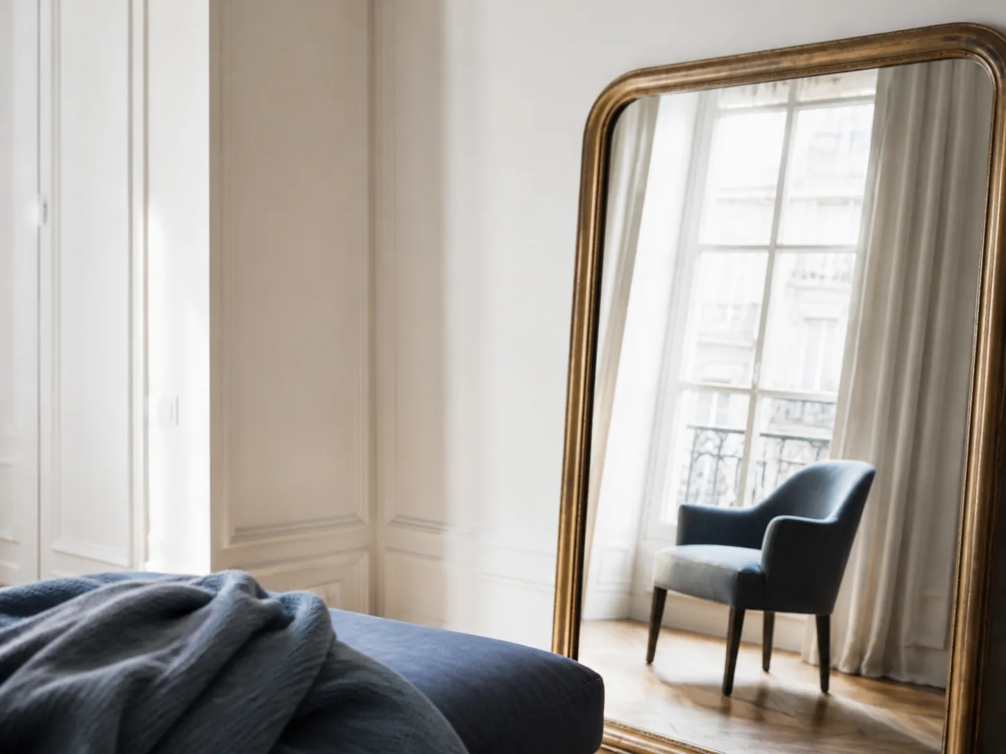Un miroir reflétant une chaise près d’une fenêtre