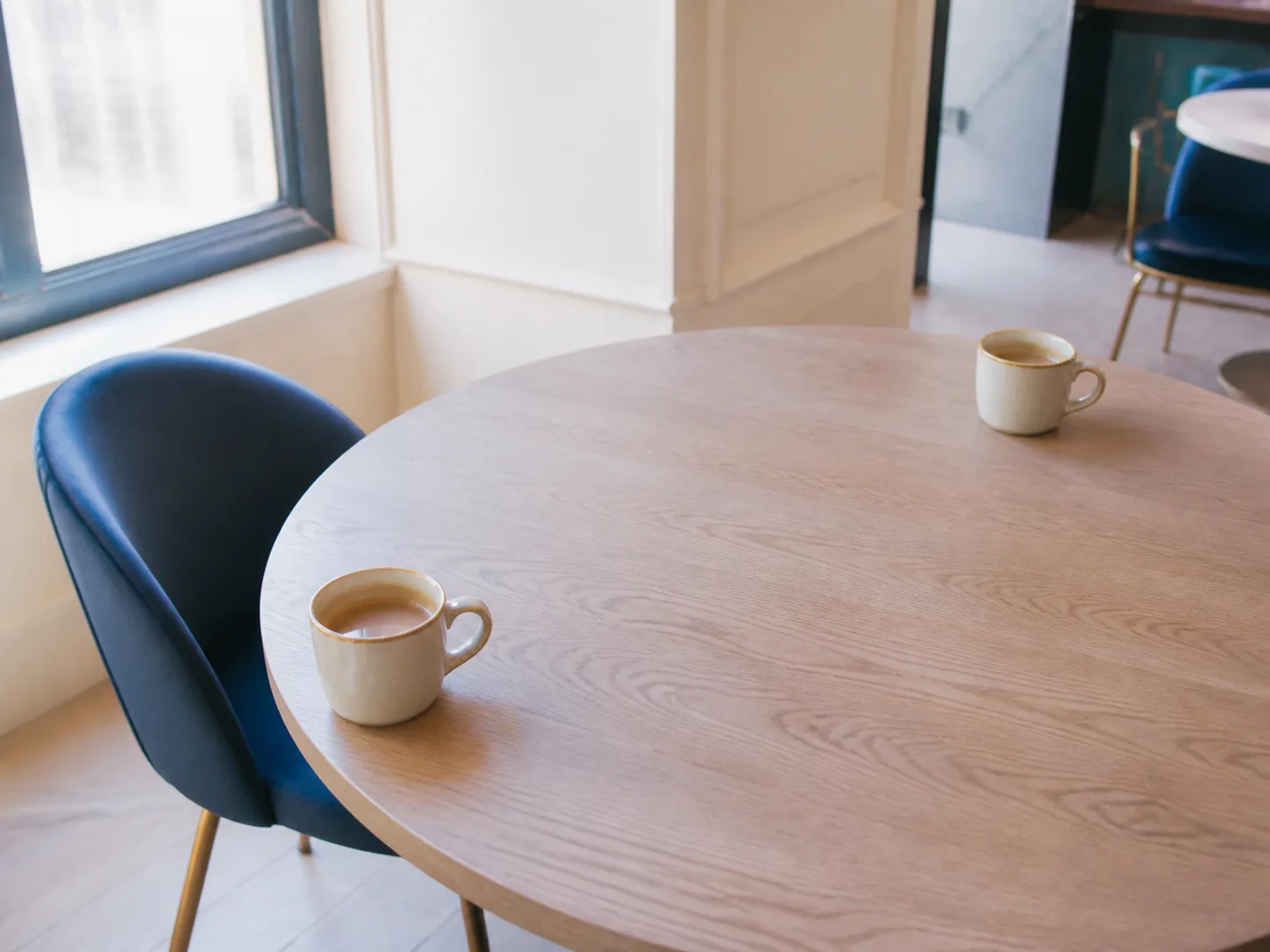 Deux tasses éloignées sur une table ronde
